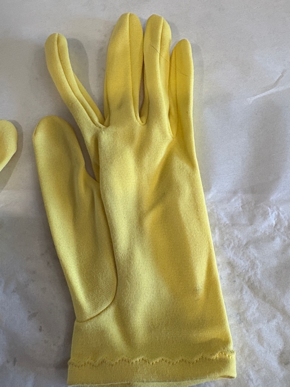 VINTAGE Yellow Women's Dress Gloves - Lightweight Elegant Pair - Picture 3 of 3